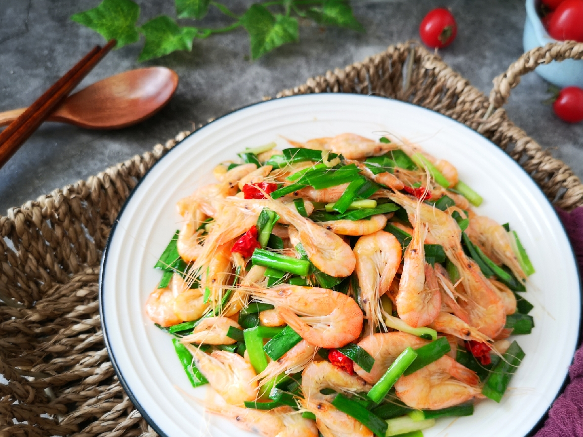 地域不同做法也不太一样,南方人喜欢白灼海白虾,做法也尤其简单,特别