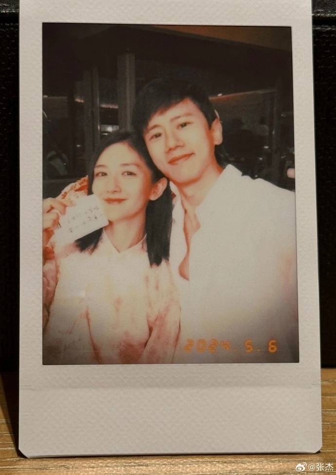 谢娜晒照为小女儿庆生,嘴对嘴亲吻好幸福,小咘芽神似张杰超可爱