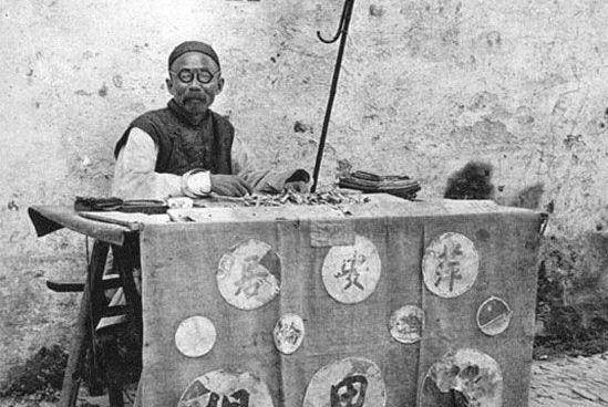 他早年的经历记载很少,应该是家庭条件尚可,小时候读了几年私塾.