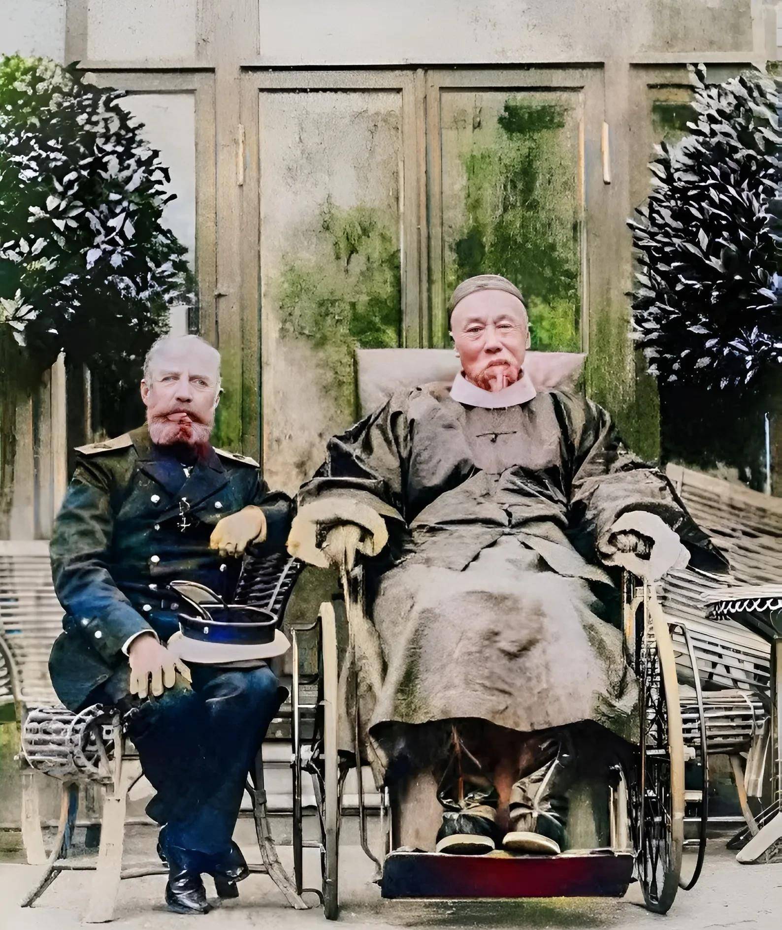 清末上色老照片:城墙下游街示众的囚犯,盛装打扮的青楼歌姬