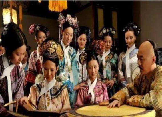 男戴冠,女配笄,分别叫做"冠礼"和"笄礼".