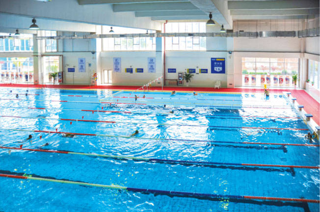 经常游泳,游泳池的氯对人体的危害大吗?