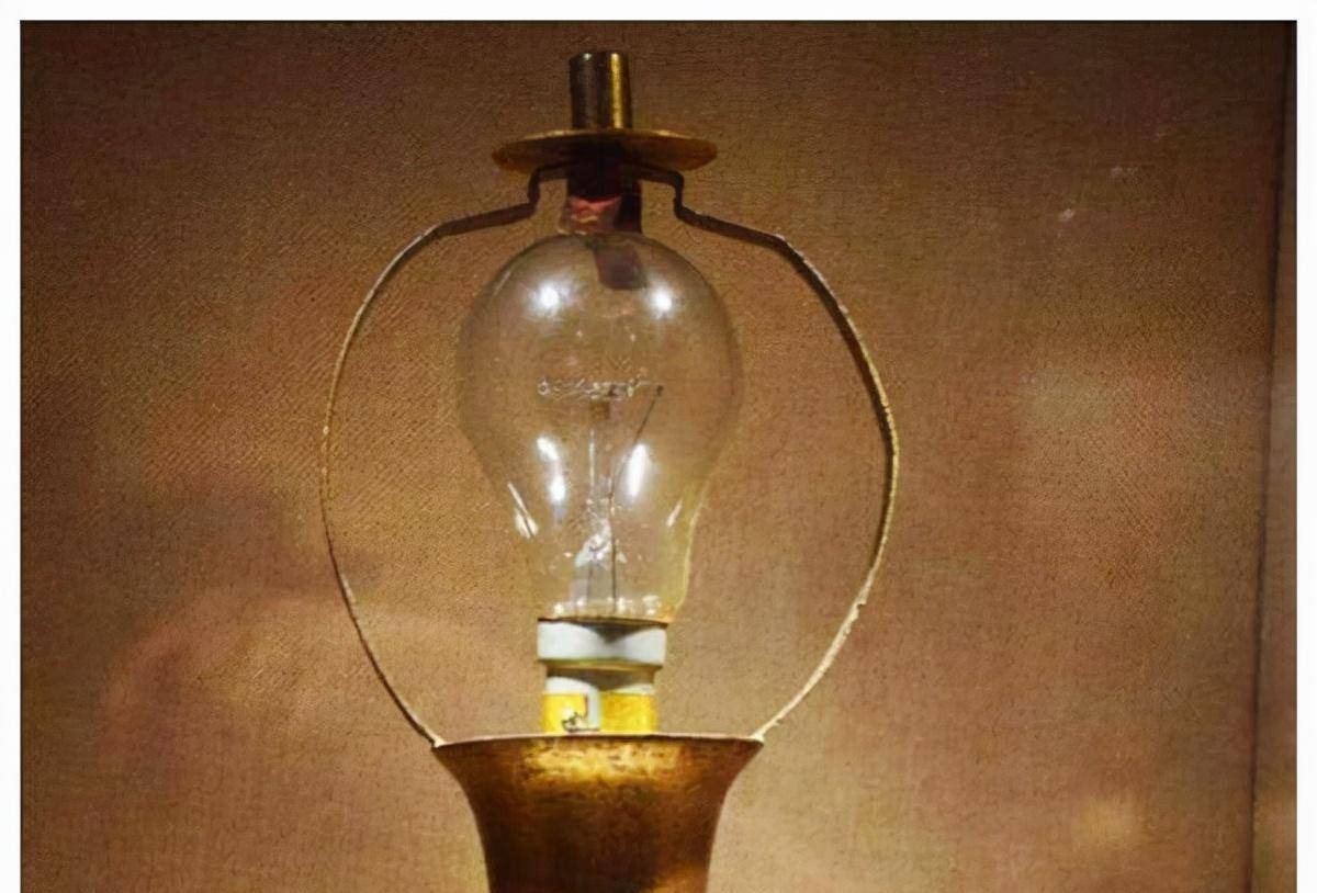 慈禧出洋相:第一次看到灯泡时大喊了两字,至今人们仍在这样喊