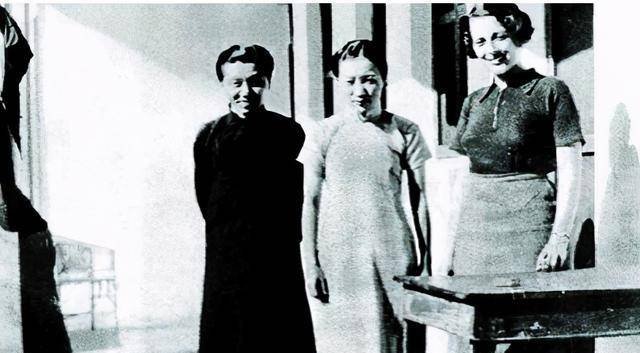 遇到一位英俊潇洒的英国少校,两人一见钟情,结为夫妻,此时的项美丽早