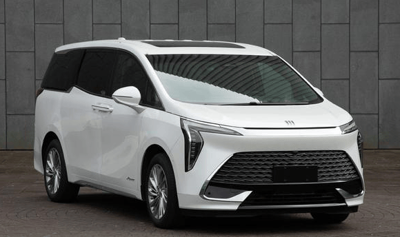 车身尺寸方面,新车长宽高分别为5230/1980/1864(1872)mm,轴距为3130mm