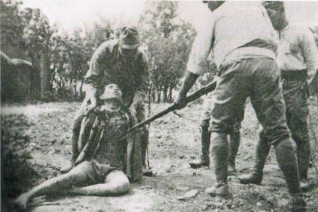 补给,罗见渊和其他两个战士被绑在了一起,被一个鬼子押着出去背粮食