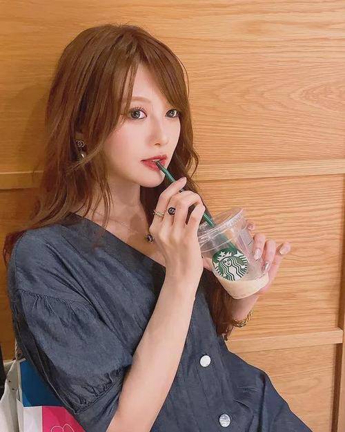 在当今竞争激烈的演艺圈中,相泽南凭借着自身的努力