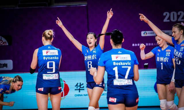 米特罗维奇曾效力于加拿大女排,穿着11号球衣,首轮24年世界女排联赛她