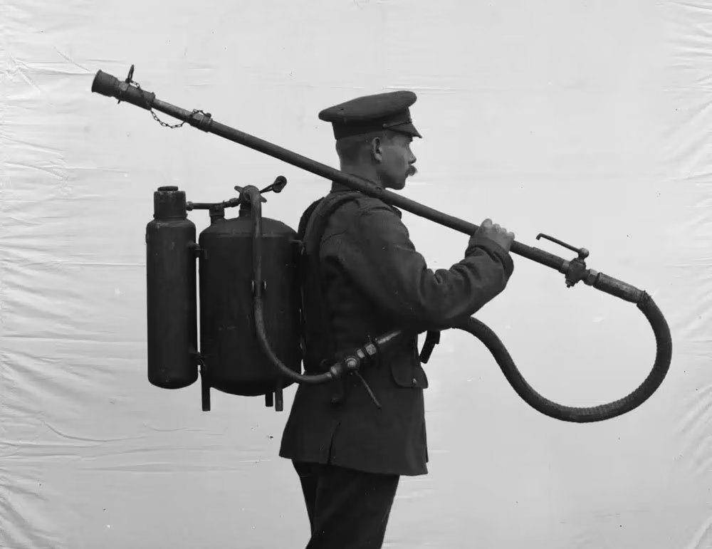 中 德军使用的火焰喷射器 令人毛骨悚然的恐怖武器_德国_部队_战场