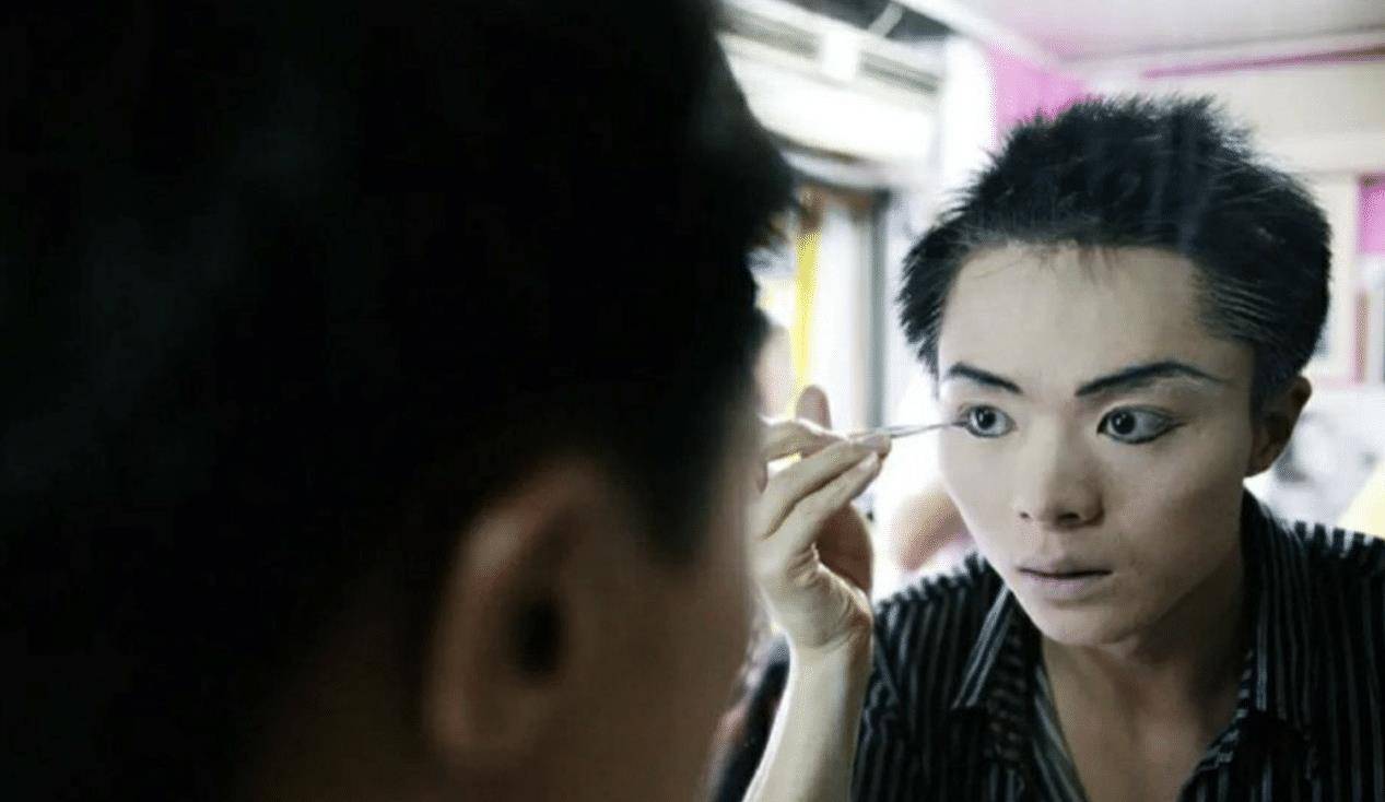 夜场"女郎"竟是男儿身?变性后两次遭男友抛弃,41岁出租屋自杀