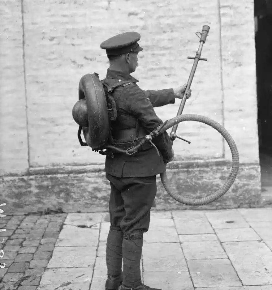 中 德军使用的火焰喷射器 令人毛骨悚然的恐怖武器_德国_部队_战场