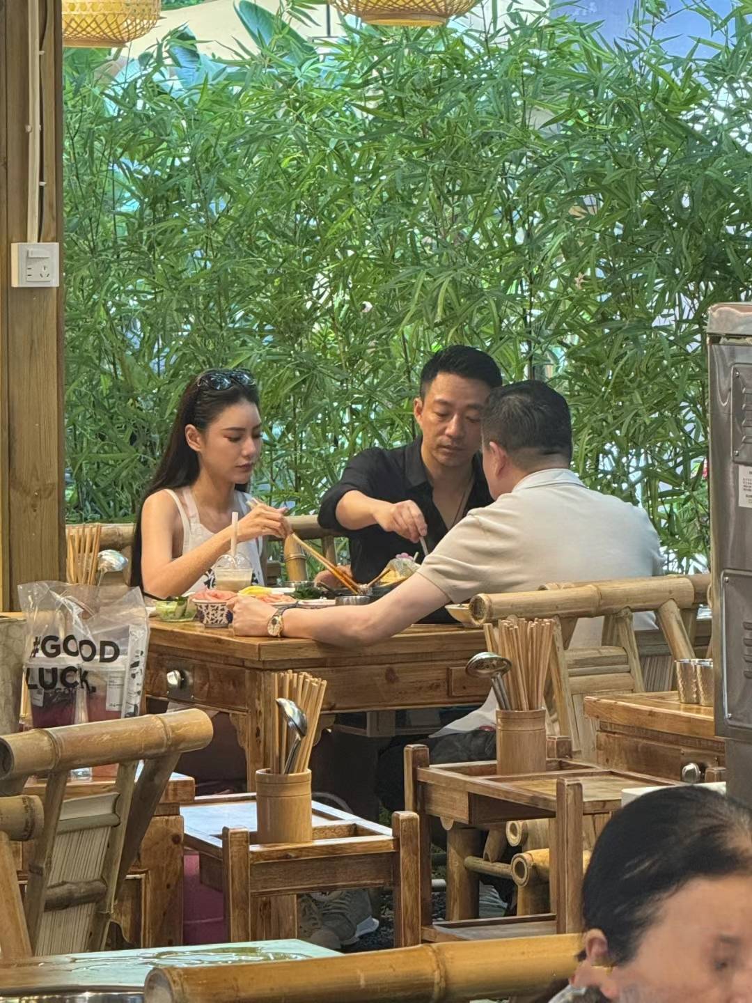 汪小菲未婚妻又美了,穿白色背心餐厅用餐,背影照像极了"杉菜"