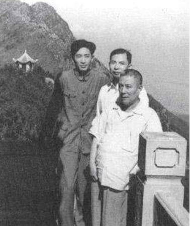 王春翠就学的学校,是曹聚仁的父亲办理的,这也是两人最开始接触的地方