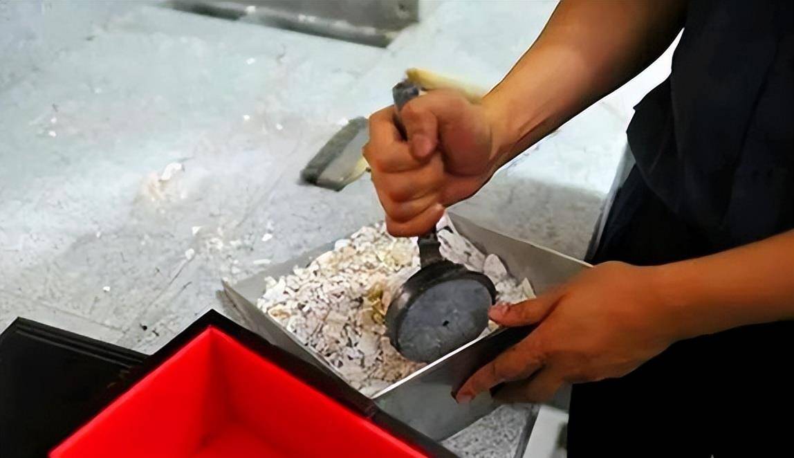 火葬场真的会把人烧成骨灰吗?很多人都误解了,原来被骗了这么久