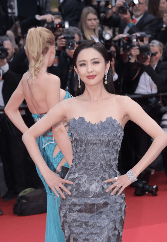 佟丽娅戛纳红毯未修图,眼纹暴露真实年龄,还被金发女星抢了镜头