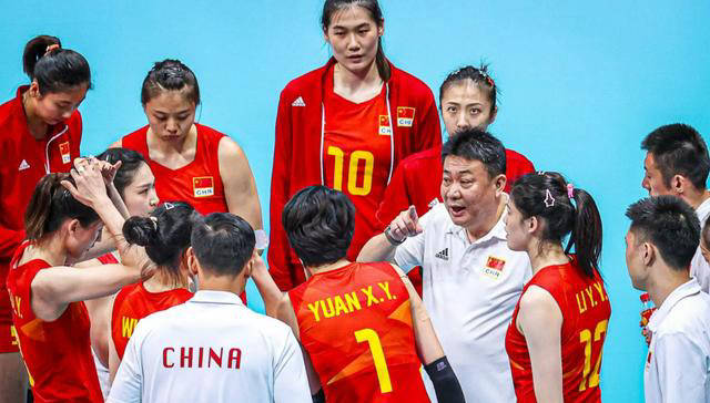 河南女排主教练亲自接机,伤势已恢复