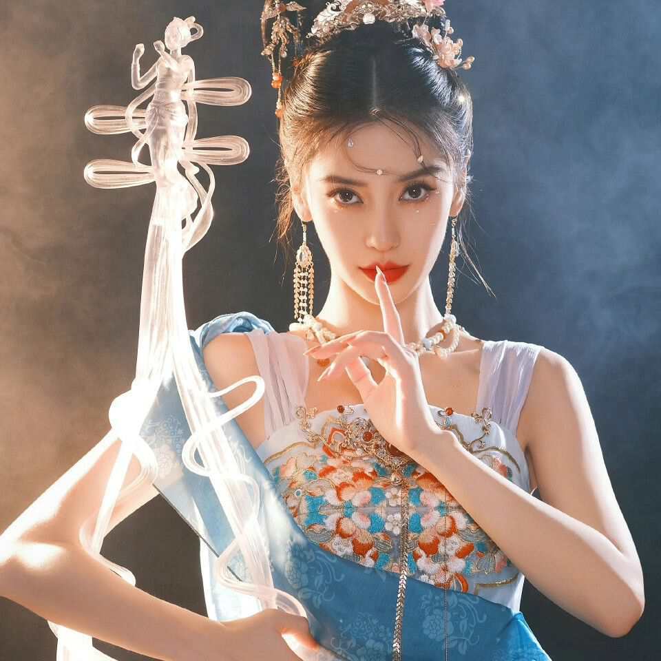 杨颖cos杨玉环遇见飞天美爆!手拿琵琶,宛如天女下凡,太有意境
