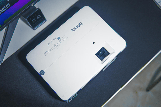 无惧空间拘束明基tk700st是属于4k短焦投影系列,不到2米投100寸,3米投