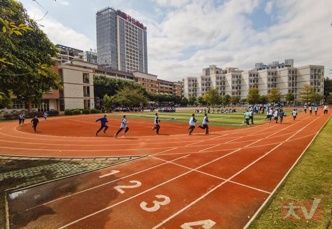 2006年,三美学校从南宁三中校园内搬入锦春路校区.