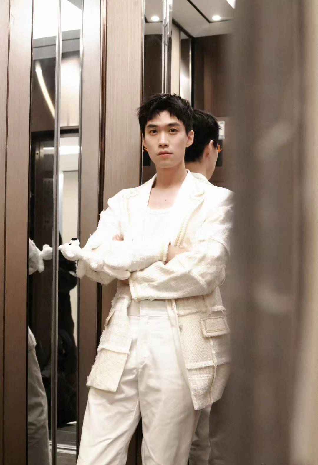 张腾发文道歉,否认李溪芮扔拖鞋砸代驾,网友:离她远点_金莎比_孙丞