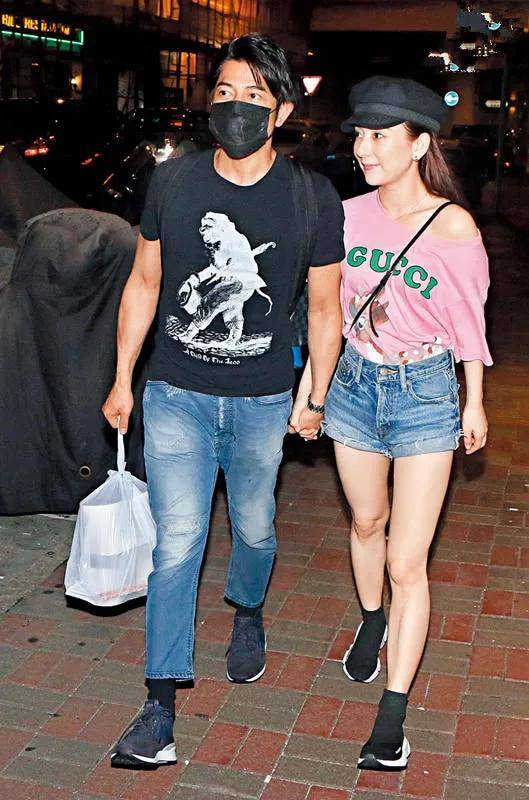 郭富城老婆是照骗,被路人拍的素颜,皮肤粗糙鼻头大并不年轻跟精修图差