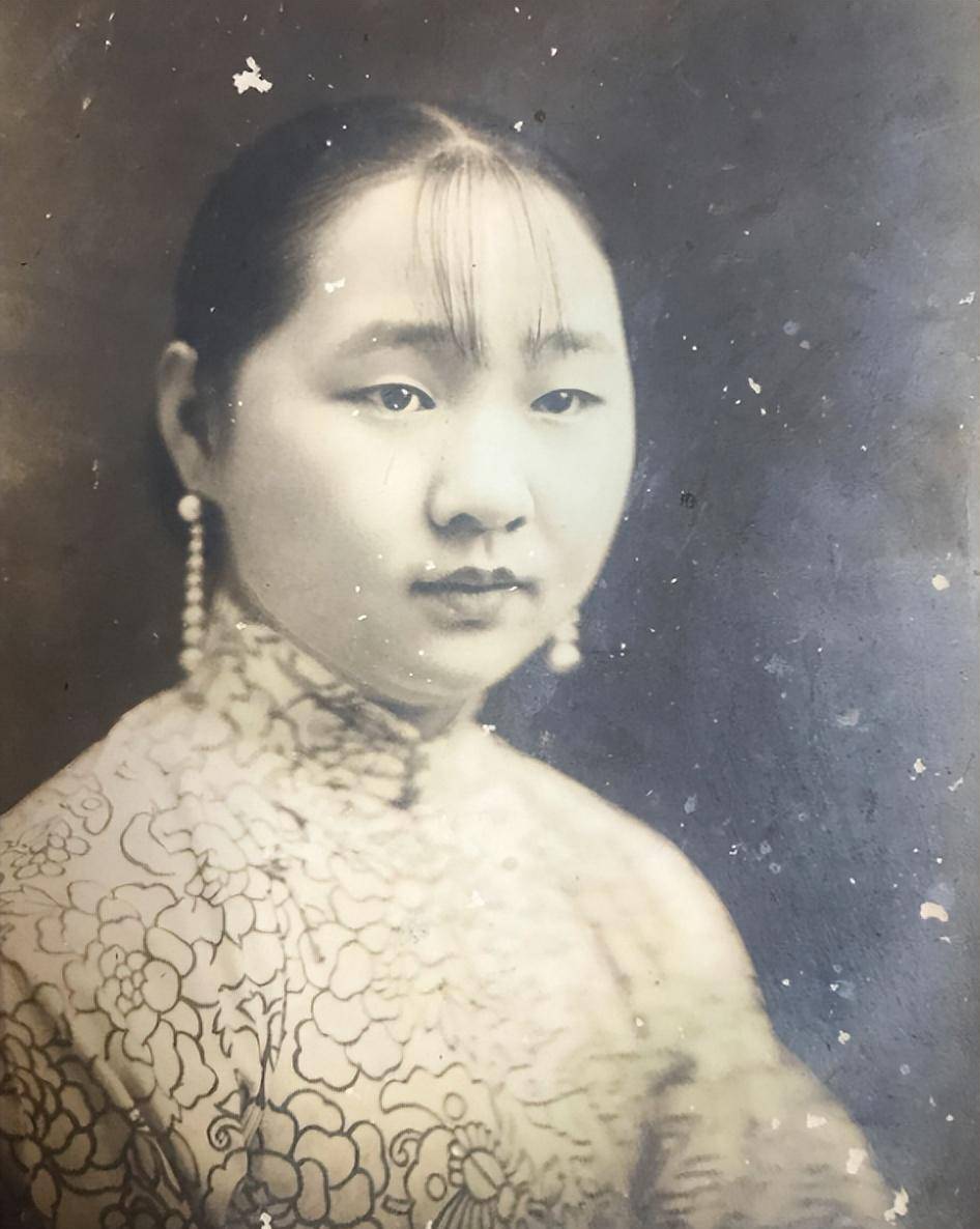 黎元洪二妻:丧夫后与小10岁小伙同居,被继女状告,晚年出家为尼