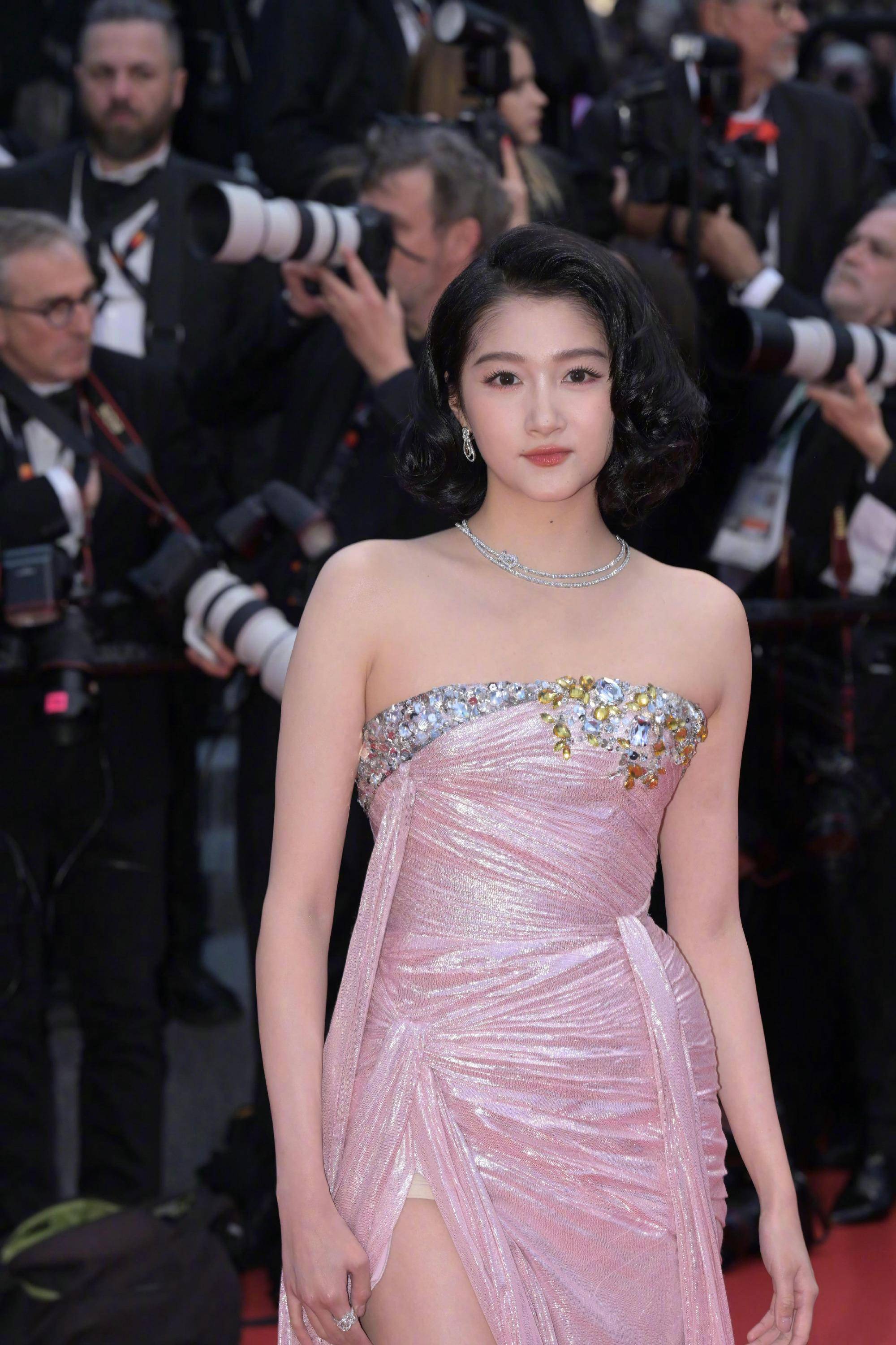 红毯:巩俐黑脸,关晓彤名媛风被赞,佟丽娅腋下尴尬,一条狗火了