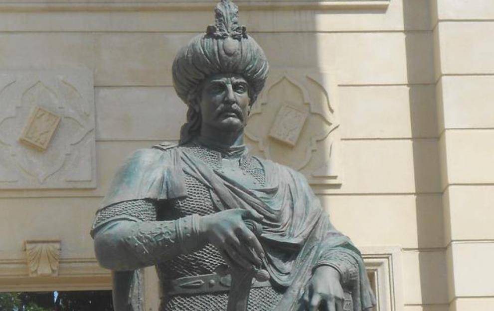 萨法维王朝时期,统治者屡次选择迁都的目的是为了什么?