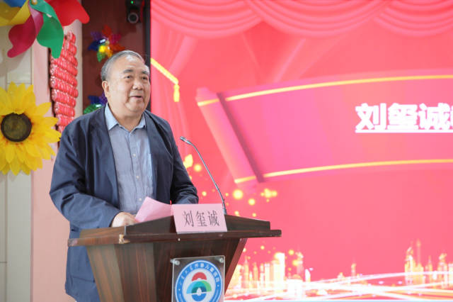 大会首先由刘国华院长致辞,她代表儿童医院全体干部职工向坚持在工作