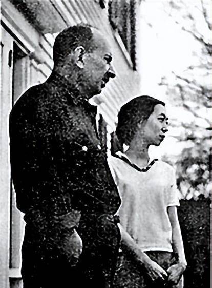 95年,张爱玲孤独的在美国去世,死后遗产未留给亲弟弟一分