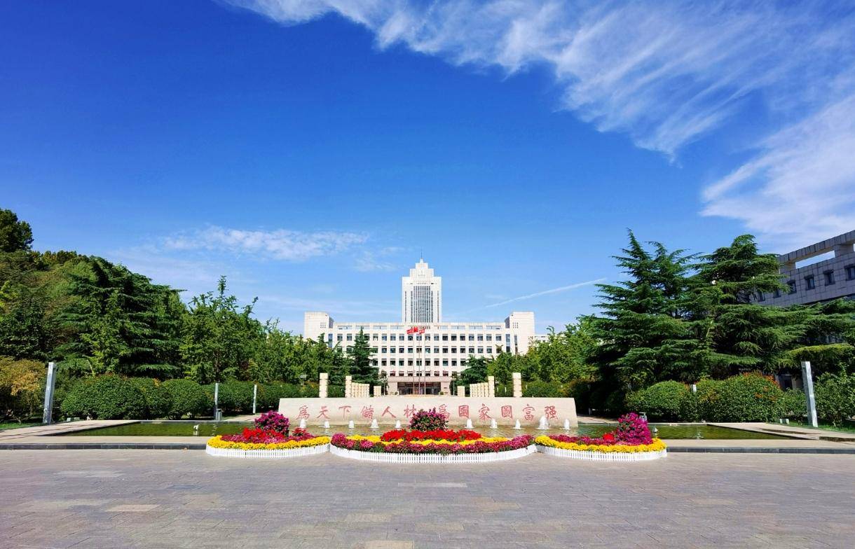 省济南市,是山东省综合实力最强悍的高校,主体是1901年的山东大学堂