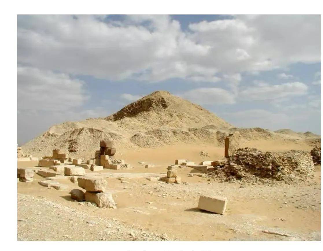   引起 埃及的金字塔是不自然的，但后期建造的金字塔有明显的菱角。 
