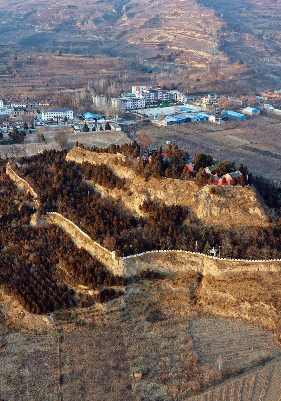 陇南礼县祁山堡,"六出祁山"故事的主战场之一,其上矗立着祁山武侯祠.