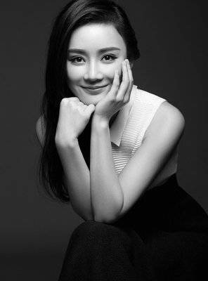 视觉盛宴!袁姗姗身穿黑色抹胸裙尽显女神风采,完美展现东方美学