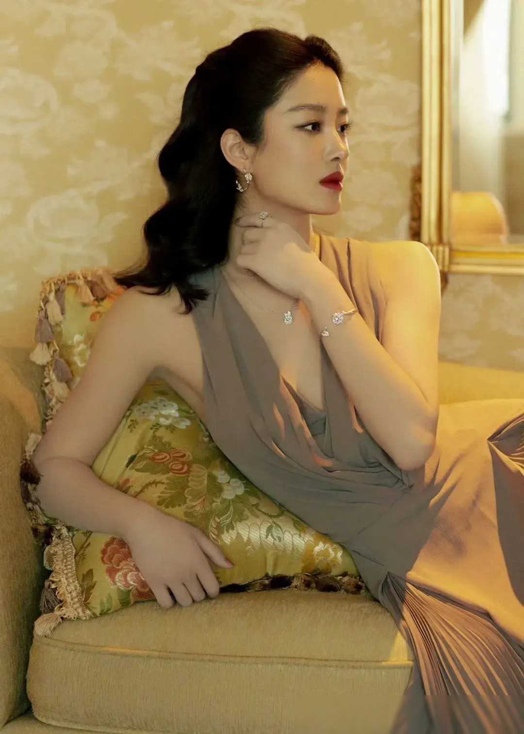 杨采钰:东方之美的现代诠释,性感与优雅的完美融合