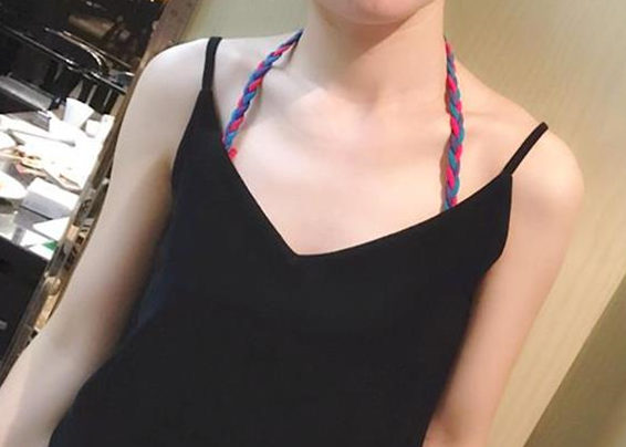 女生吊带裙里应该穿什么内衣,才不会让这个夏季成为笑话!