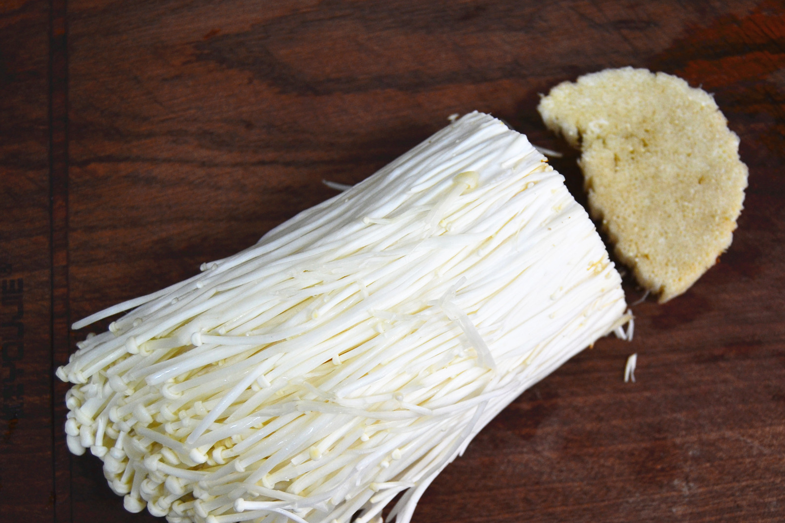 它被欧美称为上品菜,鲜香脆嫩,孩子吃了长智力,学习成绩蹭蹭长_金针菇