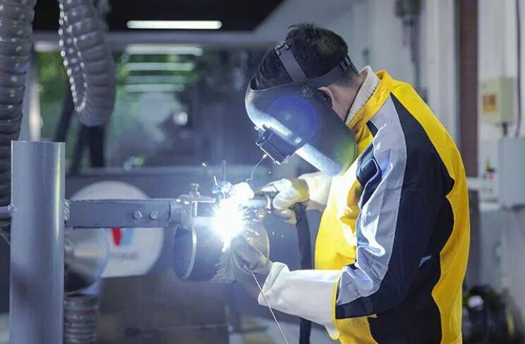 目前中国每年消耗钢材3亿吨,需要焊机约75万台,焊工专业技术人才供不