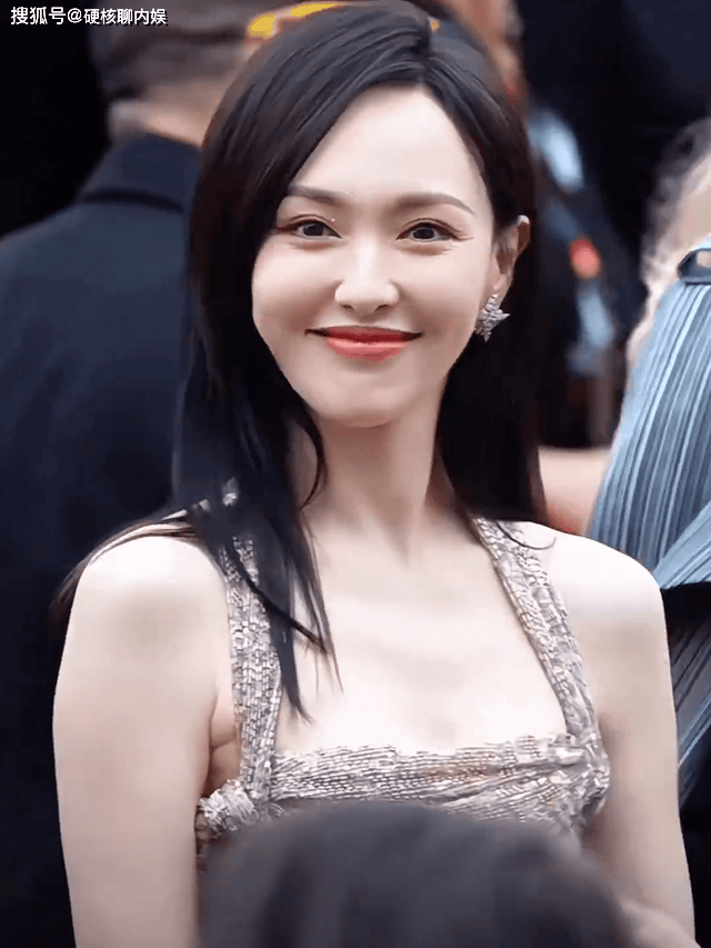 41岁唐嫣戛纳红毯首秀,一身行头70万太时髦,苹果肌暴露真实状态