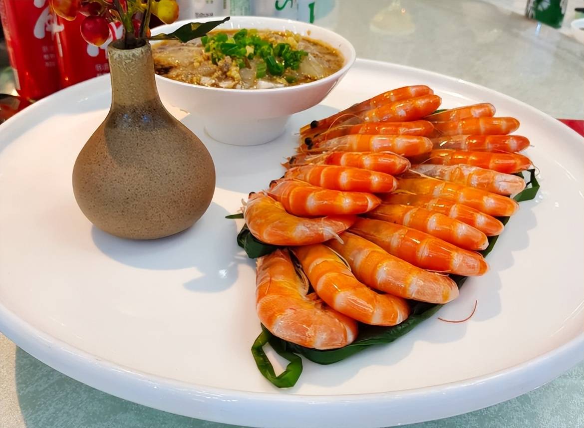 这道菜选用新鲜的活虾,用清水煮熟后捞出沥干.