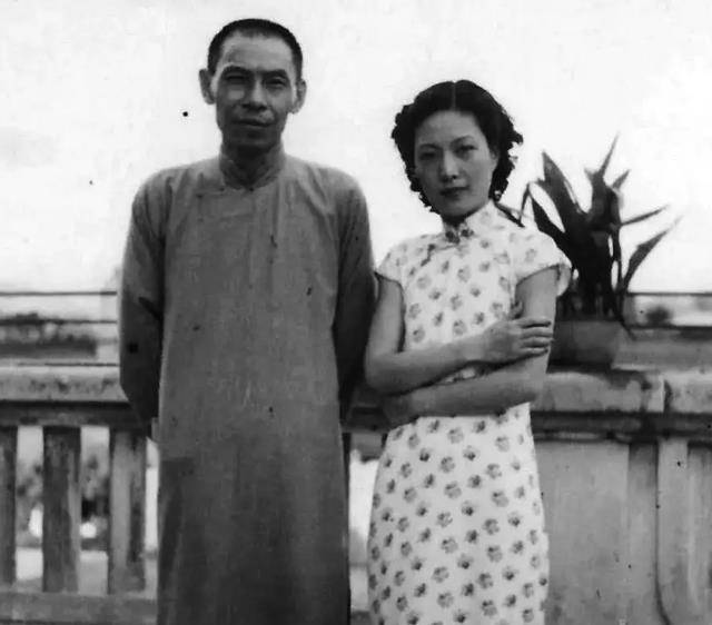 沈月英当即转身回房,不料杜月笙却拦住了她,询问她是不是有事情瞒着他