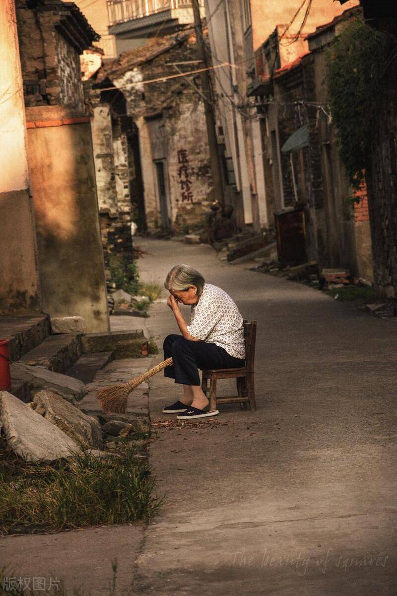 我一个人躺在床上,心中五味杂陈.