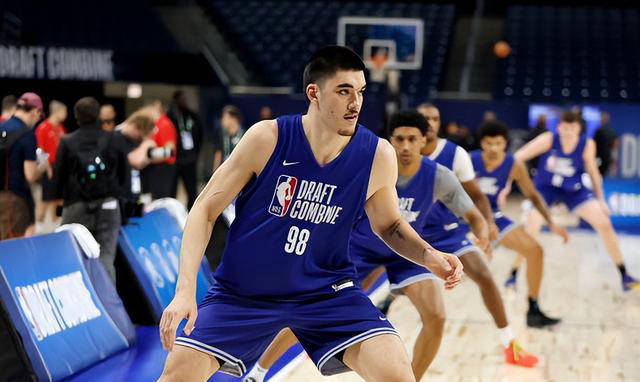 灰熊会选择ncaa第一中锋扎克-伊迪吗?