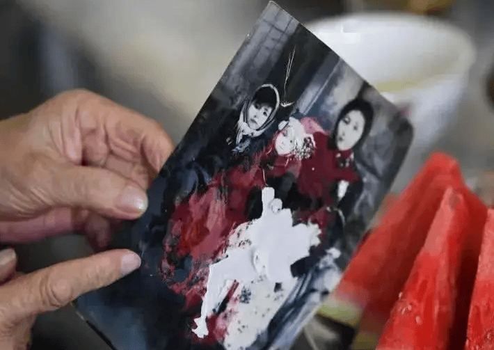 婚礼当天,阿尼帕穿了一身红色的新衣服,欢欢喜喜的挑起了民族舞蹈