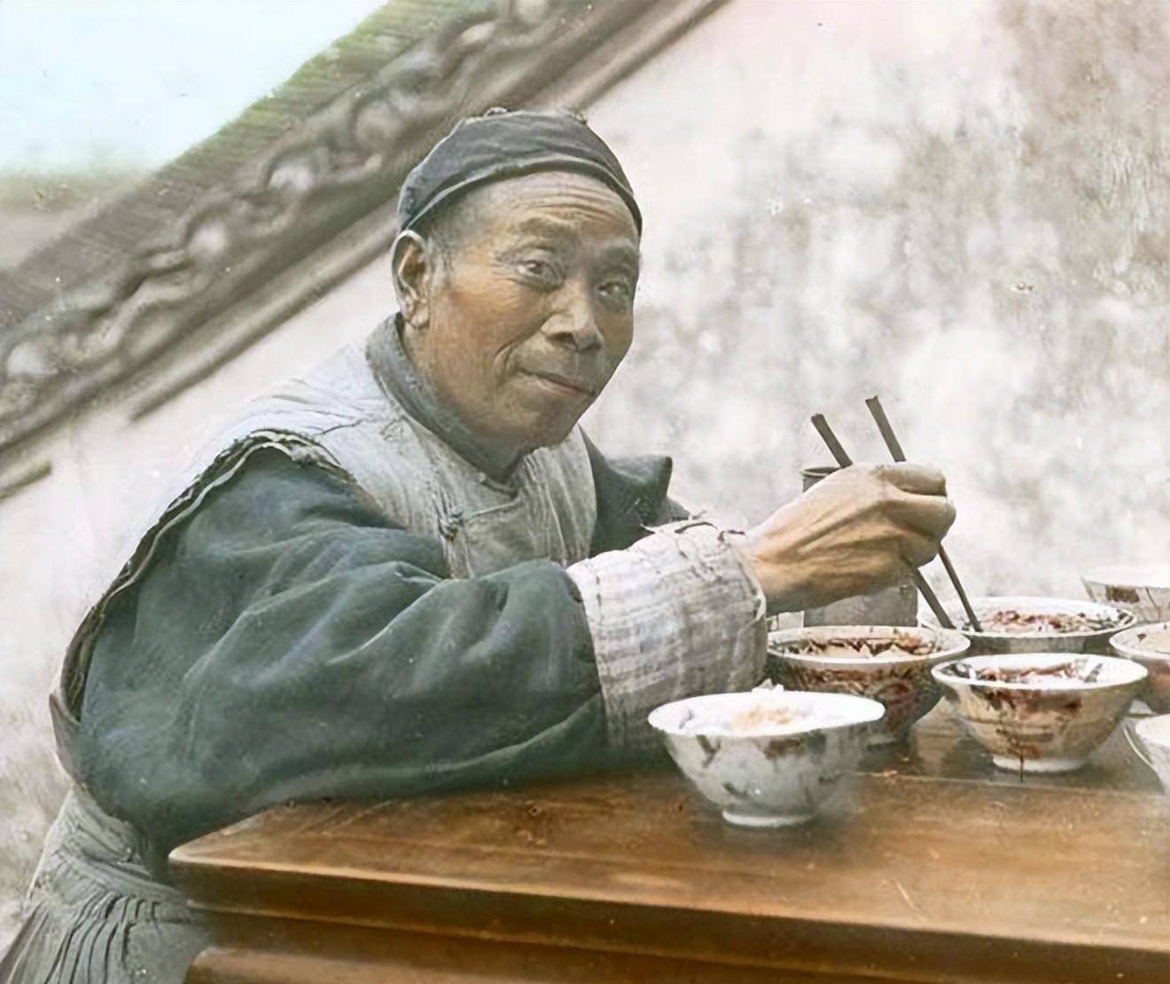 清末上色照片:出宫采购的宫女,慈禧太后跟外国妇女合影
