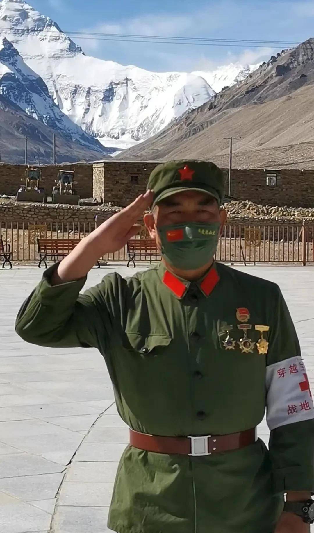 万里高原祭英烈:昆明老兵安振江与战友到达西部边陲多个烈士陵园_军装