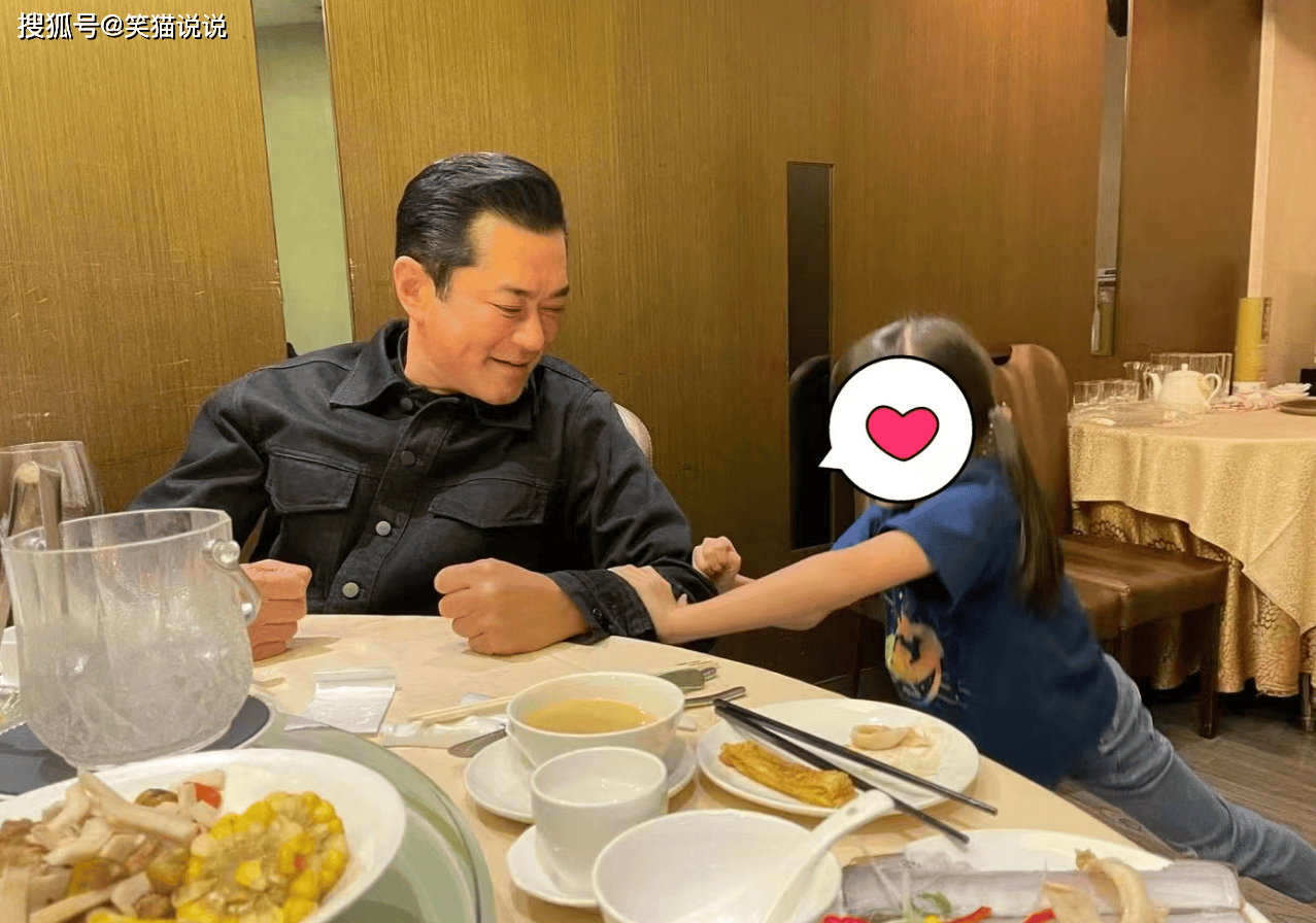 网友晒出古天乐与小朋友合照:古仔与孩子玩游戏好开心,笑容温柔好有爱