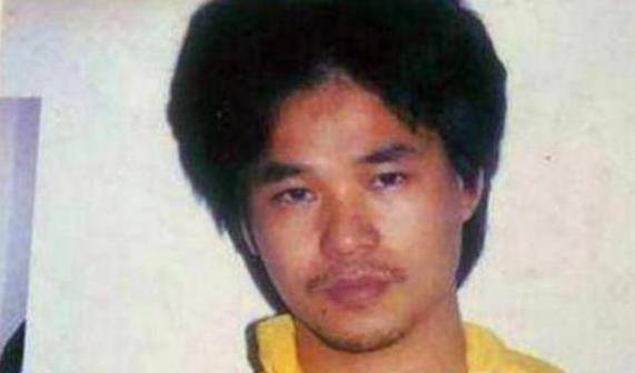 他涉足黑帮,绑架和敲诈勾当,尤其以绑架富豪孩子获取赎金而臭名昭著.