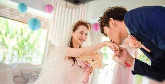 伊能静母亲节秀幸福,女儿送花儿子表白,秦昊发8888红包高调