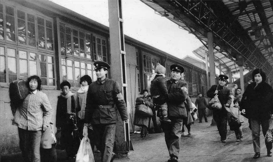 1969年,中国氢弹部件在火车上被盗,老公安用钓鱼计智擒女贼
